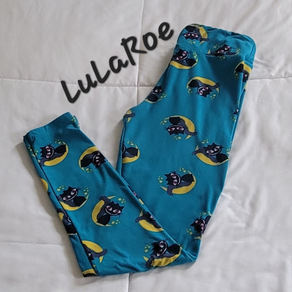 LuLaRoe Black Cat On Yellow Crescent Moon & Stars Teal Background Leggings. O/S